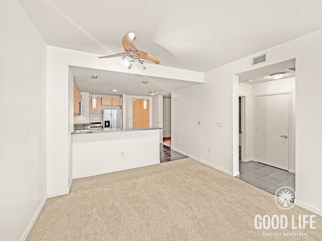 Building Photo - Rare 1B+Den/1BA Metrome Condo w/ Balcony, A/C & Storage Included!
