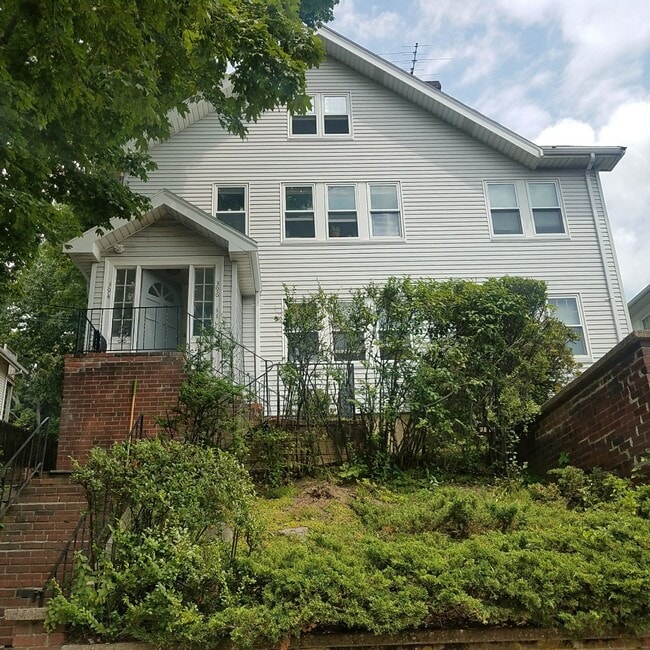 Building Photo - 396 Mt Auburn St