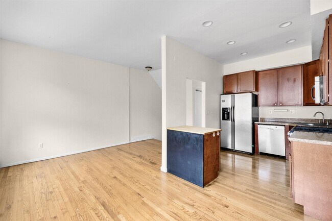Building Photo - 28 Monticello Ave