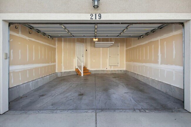 Foto del edificio - 219 W Silver Springs Dr