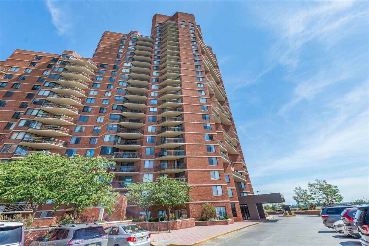 Primary Photo - 910 Harmon Cove Tower