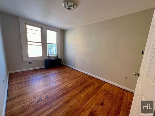 Building Photo - Top Floor 3BR 1BA w/ Laundry & Private Gar...