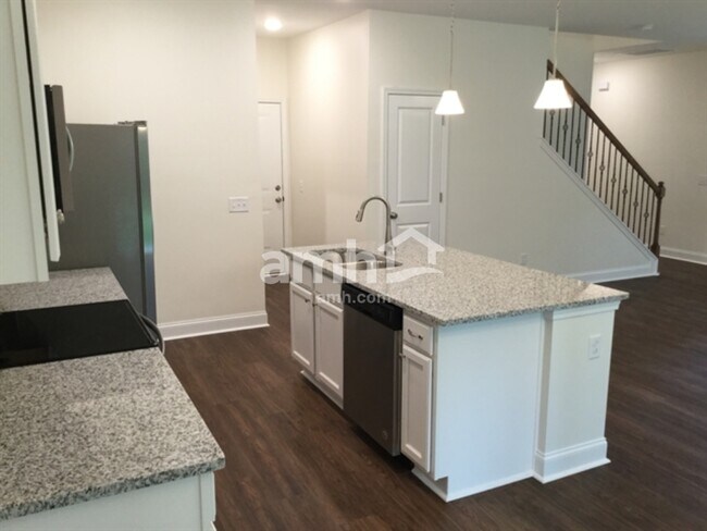 Building Photo - 218 Swan Dr