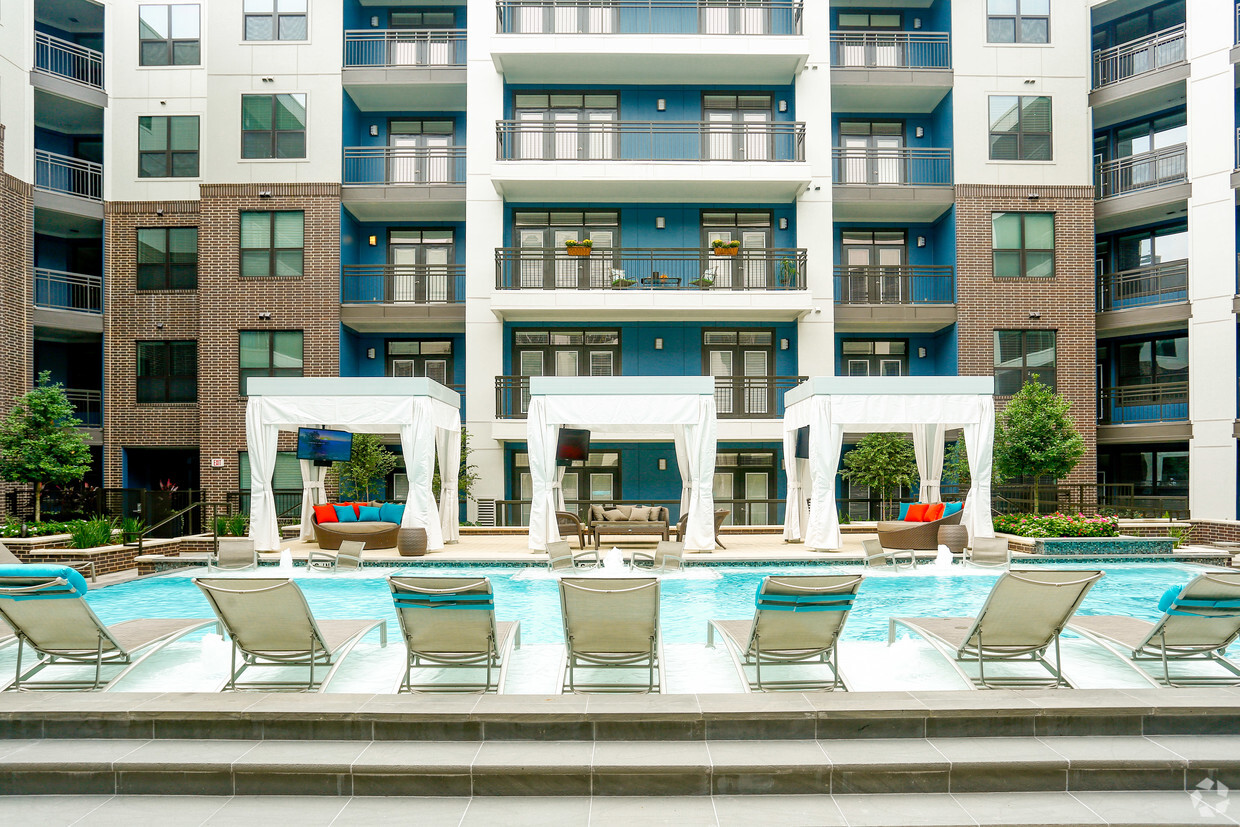 ¿Ya es hora de ir a la piscina? - Midtown Houston Living