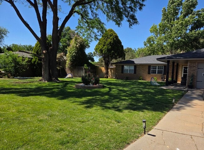 Foto del edificio - Stunning 3bd/2ba home with gorgeous yard and bonus living space! Coming Soon!