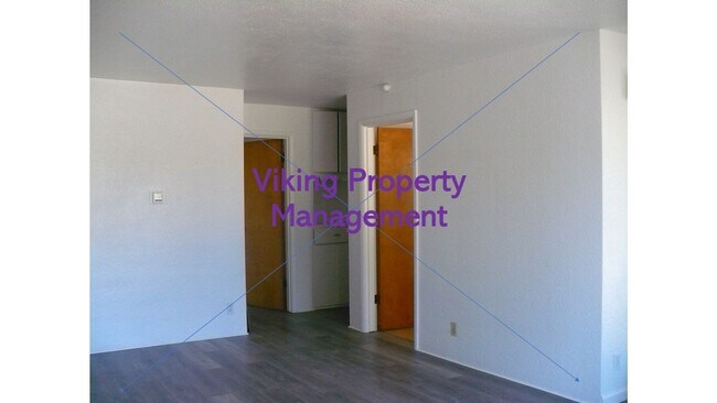 Building Photo - 950 NE Crest Dr