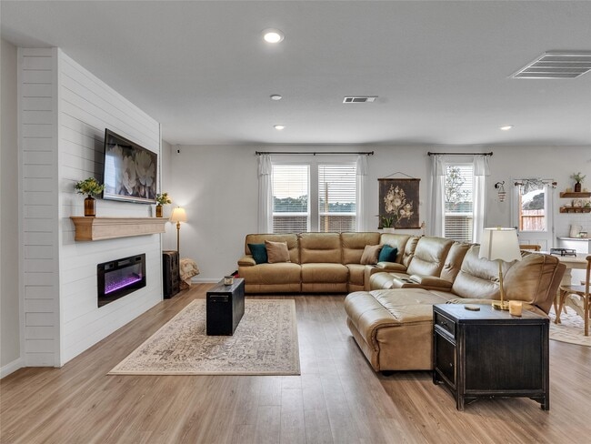 Building Photo - 25623 Balsamroot Dr