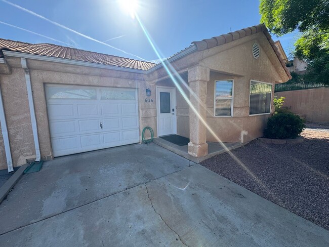 Foto del edificio - Fully Furnished Desert Dream Townhome!