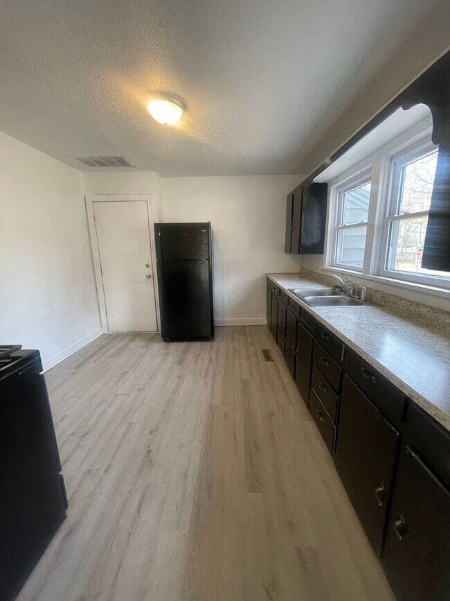 Building Photo - Available Now 2 bedroom 1 bathroom home