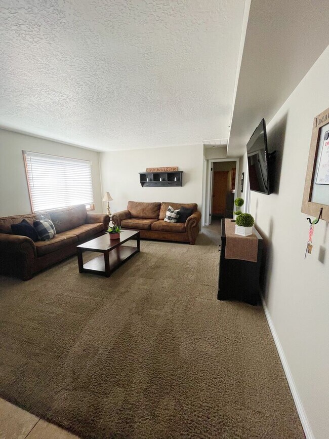 Foto del edificio - Resort Style Living - Getting freshly remo...