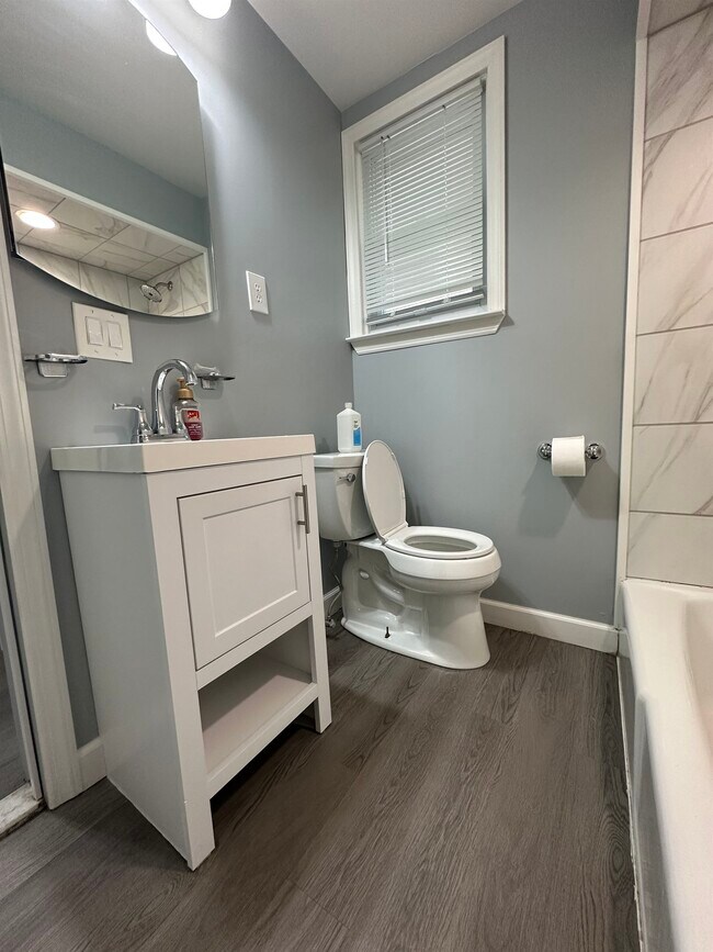 Foto del edificio - 74 W 7th St