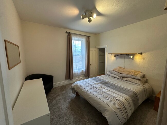 Foto del edificio - 624 N 2nd Ave W