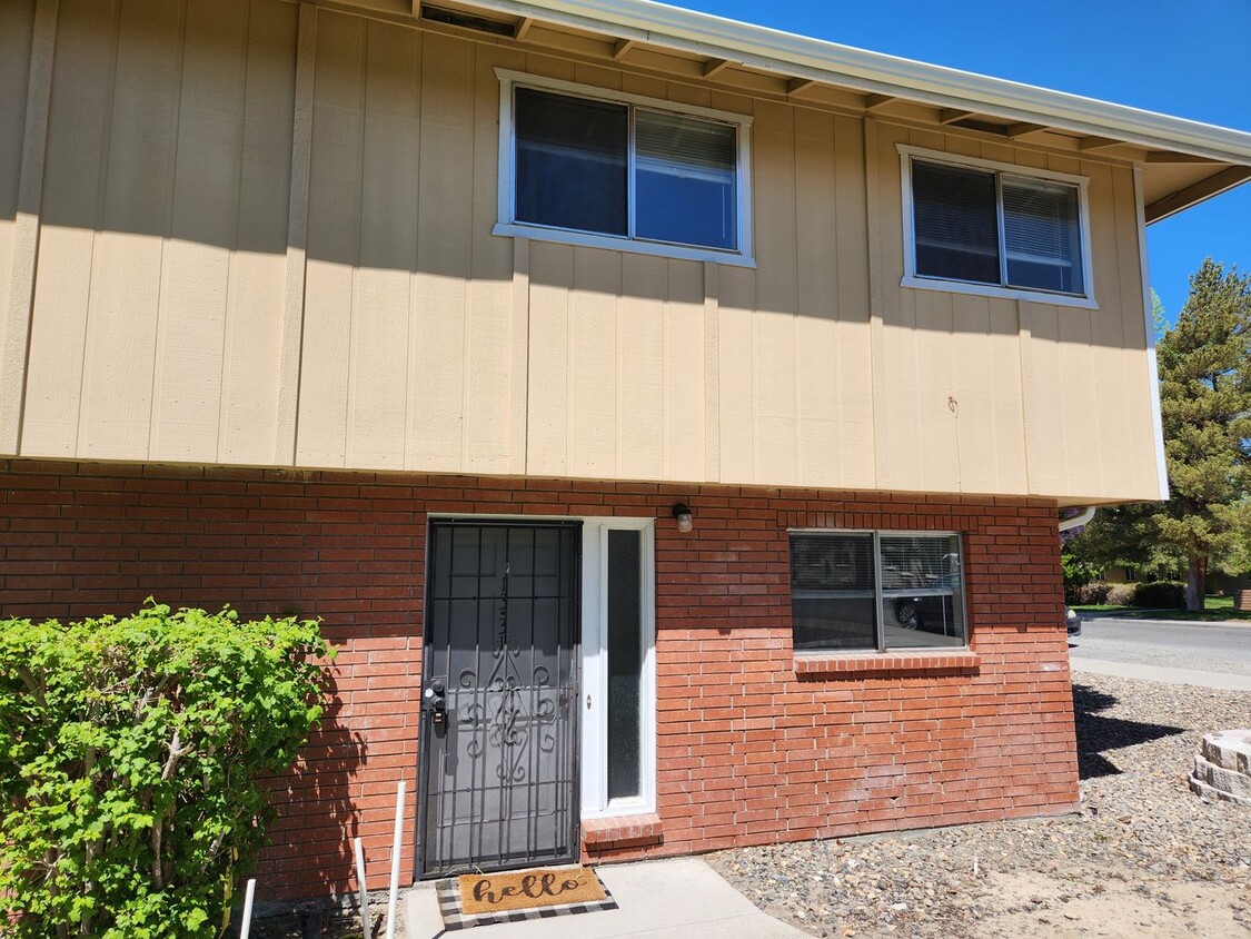 Primary Photo - 2 Bedroom Townhouse With Great Freeway Access