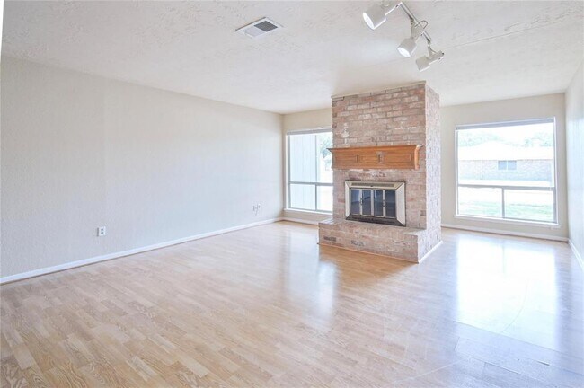 Building Photo - 4311 Jura Dr
