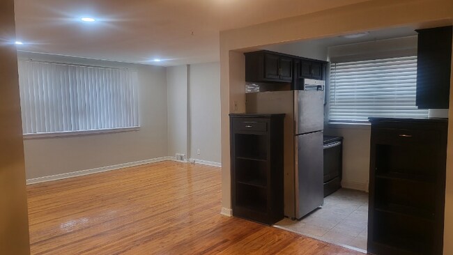 Foto del edificio - 8304-8306 Pickering Ave