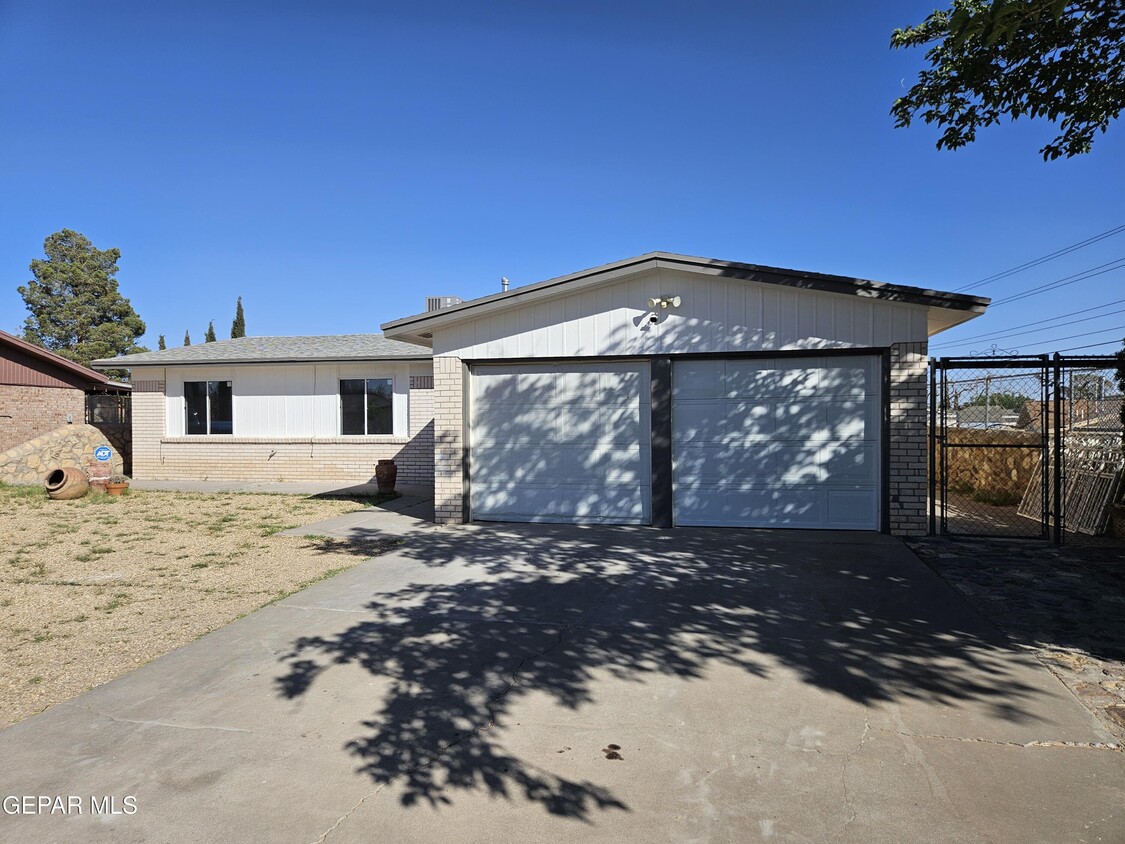 Primary Photo - 2900 Roy Pace Dr