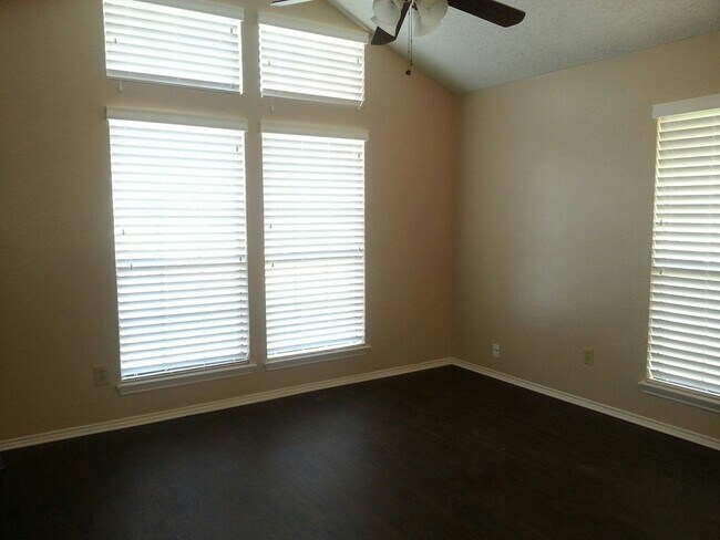 Building Photo - 116 Peachtree Court, Unit C