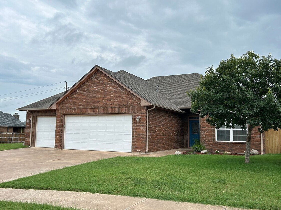 Foto principal - 4 bedroom, 2 bathroom NOW Available!