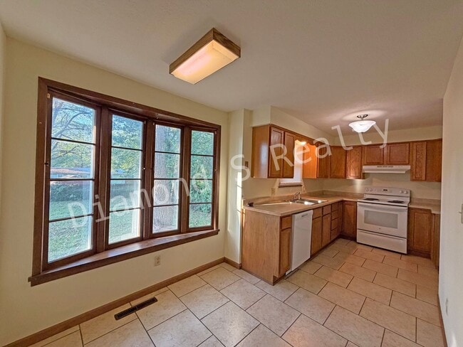 Building Photo - Charming 3 bedroom Home near Hwy 65 and Ch...