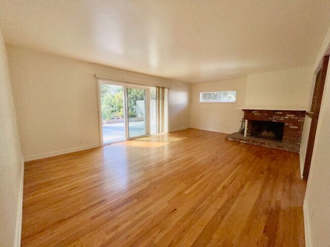 Building Photo - Spacious updated home in Hidden Valley nei...