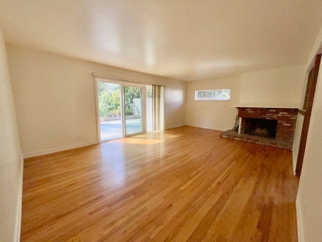 Foto del edificio - Spacious updated home in Hidden Valley nei...