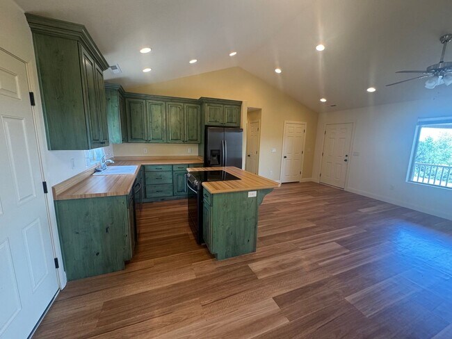 Foto del edificio - Beautiful 2 Bedroom Home In Central