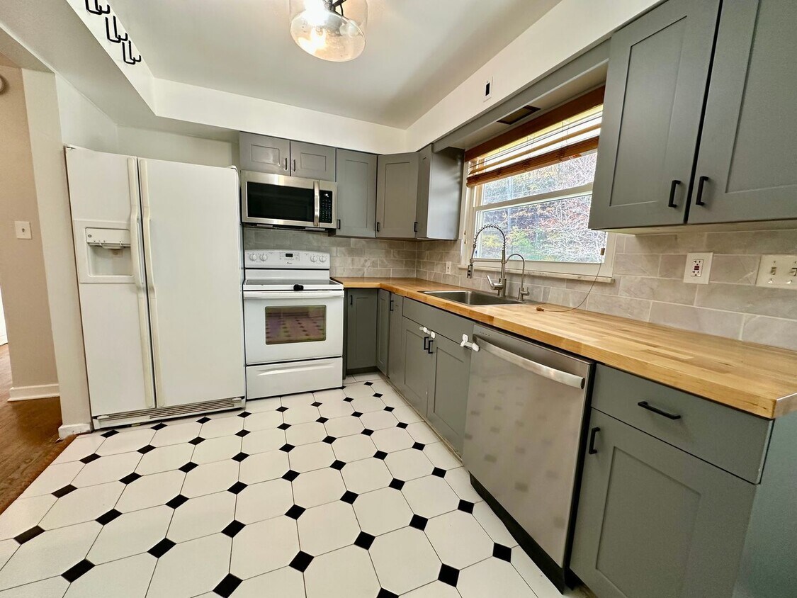 Photo - 208 Bridge St