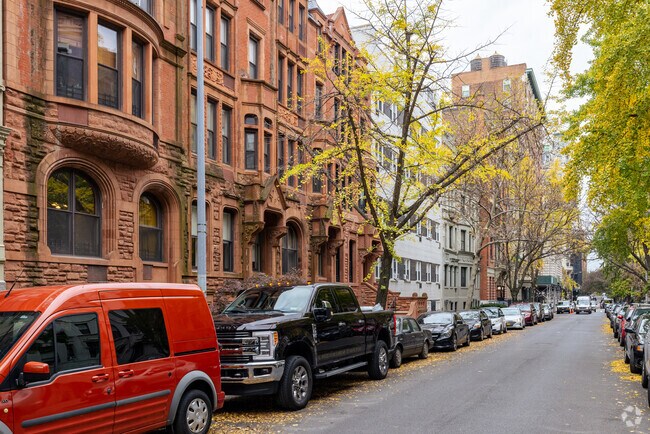 Building Photo - 140 W 74th St