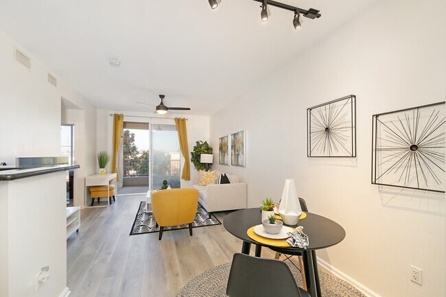 Foto del edificio - 1801 East Katella Avenue, Unit 3065