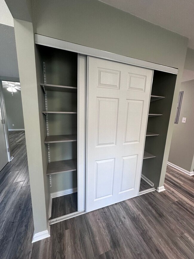 Building Photo - Updated 3-Bedroom End-Unit Condo in Prime ...