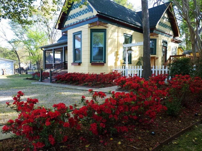 Foto del edificio - Vintage 2 Bedroom, 1 Bath House w/Office n...
