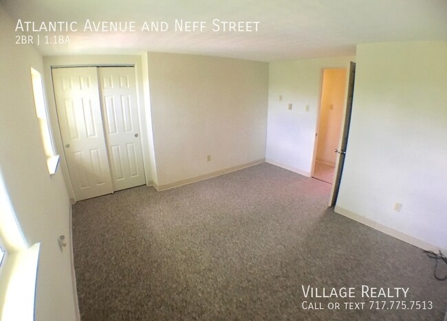 Building Photo - END-UNIT! Budget-friendly townhome in Red ...