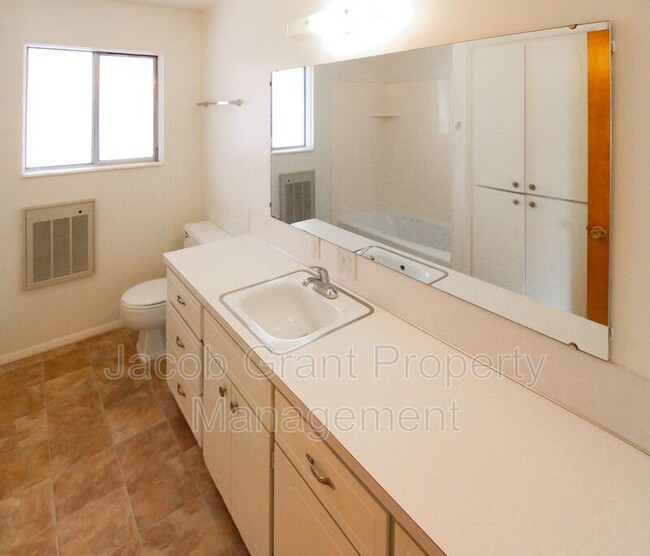 Building Photo - 2116 St Clair Rd