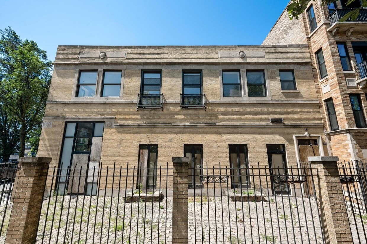 Primary Photo - 5934 N Winthrop Ave