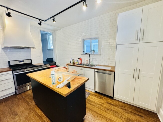 Building Photo - "Spacious 6-Bedroom Gem with Gleaming New Hardwood Floors in Minneapolis!"