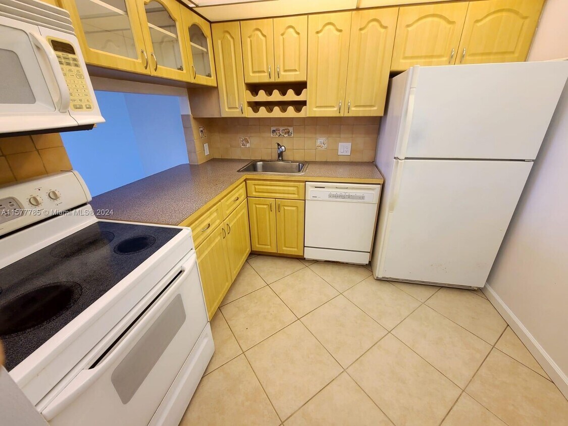 Primary Photo - 20379 W Country Club Dr