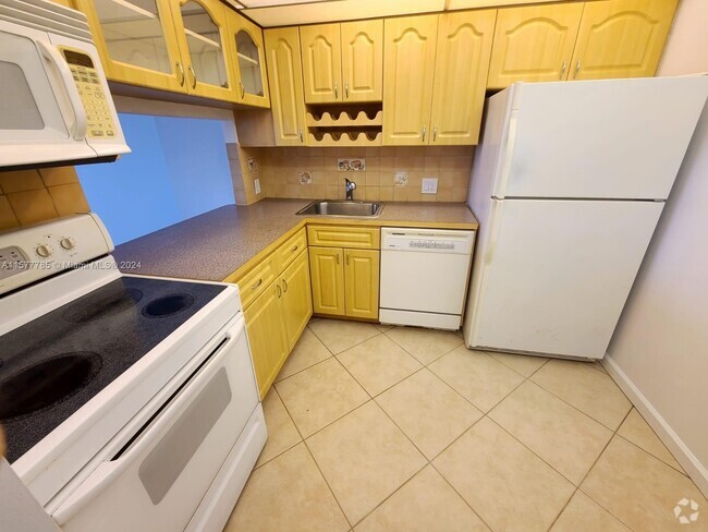 Building Photo - 20379 W Country Club Dr