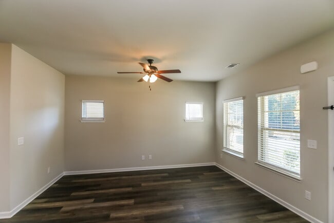 Building Photo - 140 Magnaview Dr