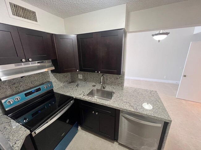Building Photo - 212 Lake Pointe Dr