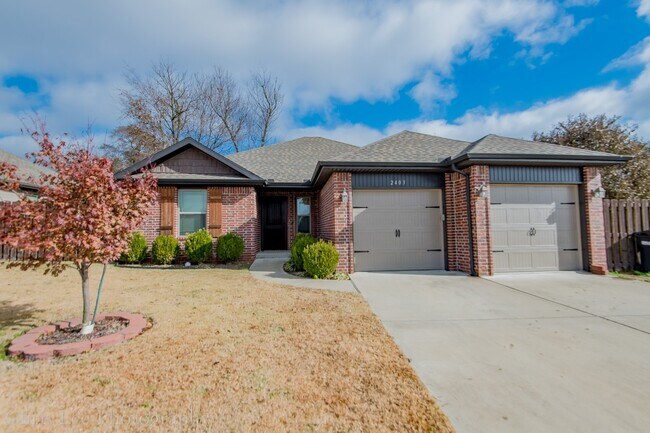 Building Photo - Fabulous 3 BR 2 Bath Home in Rogers near I-49! Brand new paint and floors!