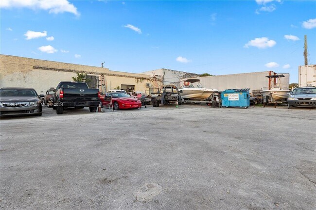 Foto del edificio - Auto Shop for rent