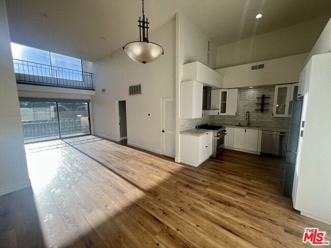 Building Photo - 390 S Sepulveda Blvd