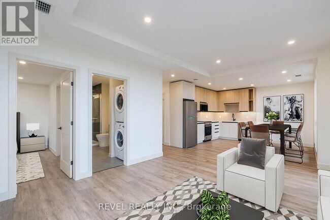 Building Photo - 4390 Hillview Dr