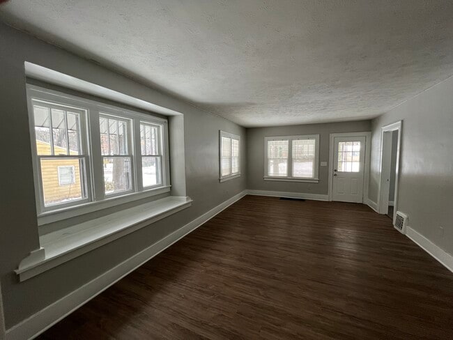 Building Photo - 947 Oakcrest St SW