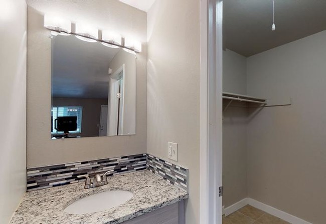 Building Photo - 1 bedroom in Denver CO 80246