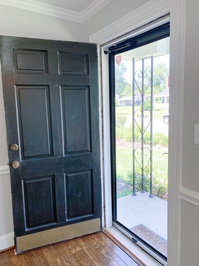 Foto del edificio - 3 Bedrooms 2 Full Bathrooms with fenced in...