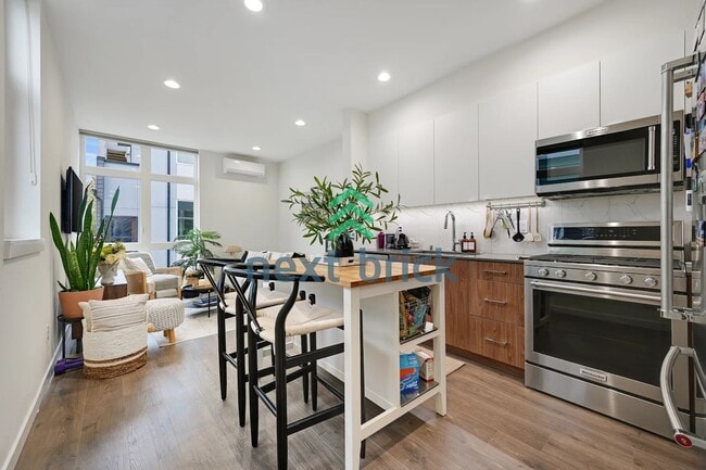 Building Photo - 2 BED & 2 BATH TOWNHOUSE FOR RENT