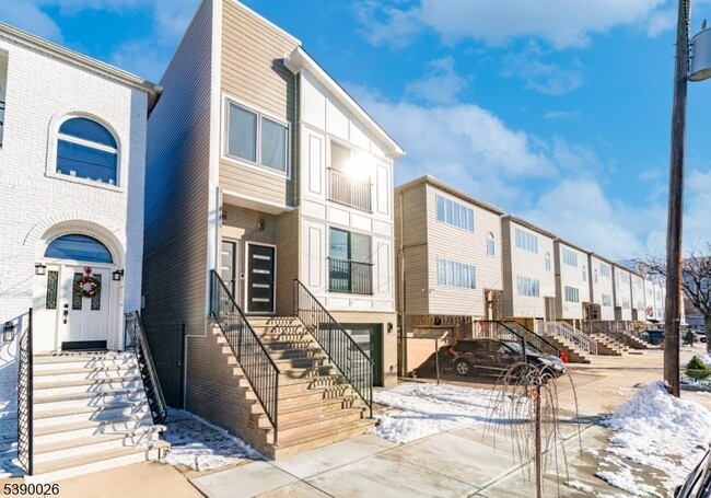 Building Photo - 68 Main St