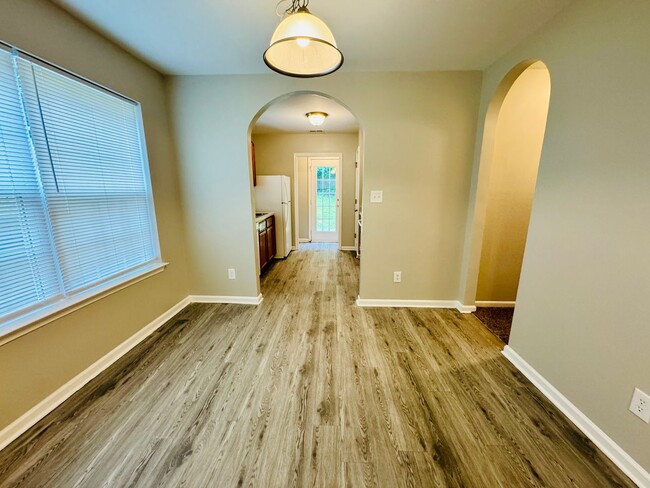 Building Photo - Move-in ready!