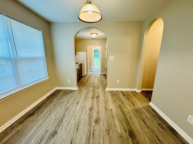 Foto del edificio - MOVE-IN READY!